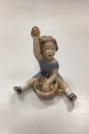 Royal Copenhagen Figur - Pige med Æblekurv No. 3557