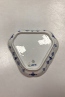 Royal Copenhagen Musselmalet Riflet Trekantet Fad No. 27