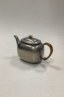 Just Andersen Tekande med bast, i 93% Støbt Tin, No. 2421