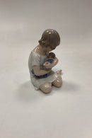 Royal Copenhagen Figur Pige med Dukke No. 1938