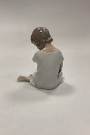 Royal Copenhagen Figur Pige med Dukke No. 1938