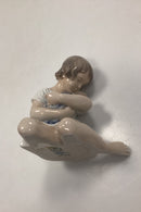 Royal Copenhagen Figur Pige med Dukke No. 1938