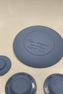 6 dele Wedgewood Jasperware i blåt signeret af John Wedgewood i 1964