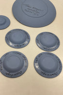 6 dele Wedgewood Jasperware i blåt signeret af John Wedgewood i 1964