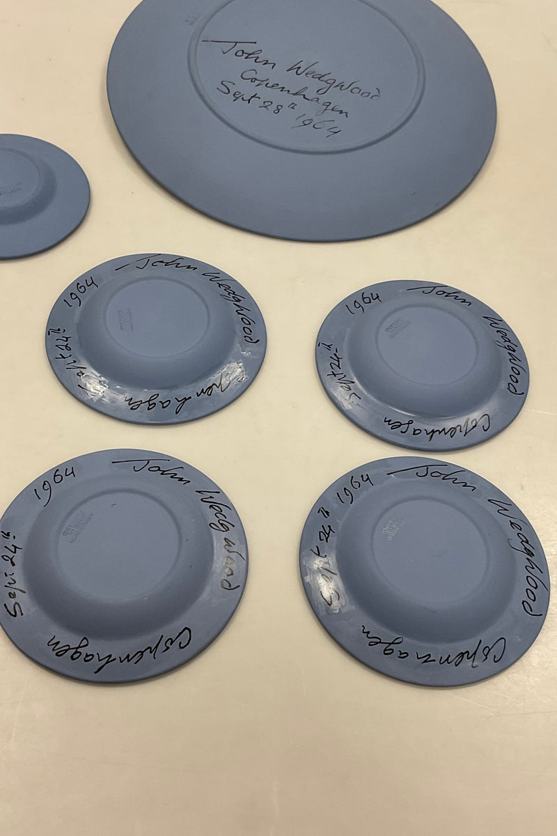 6 dele Wedgewood Jasperware i blåt signeret af John Wedgewood i 1964