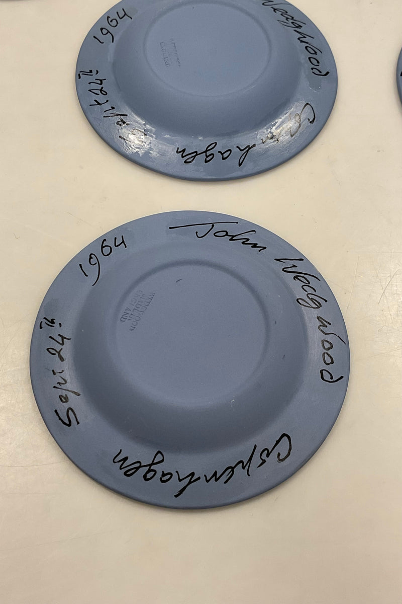 6 dele Wedgewood Jasperware i blåt signeret af John Wedgewood i 1964