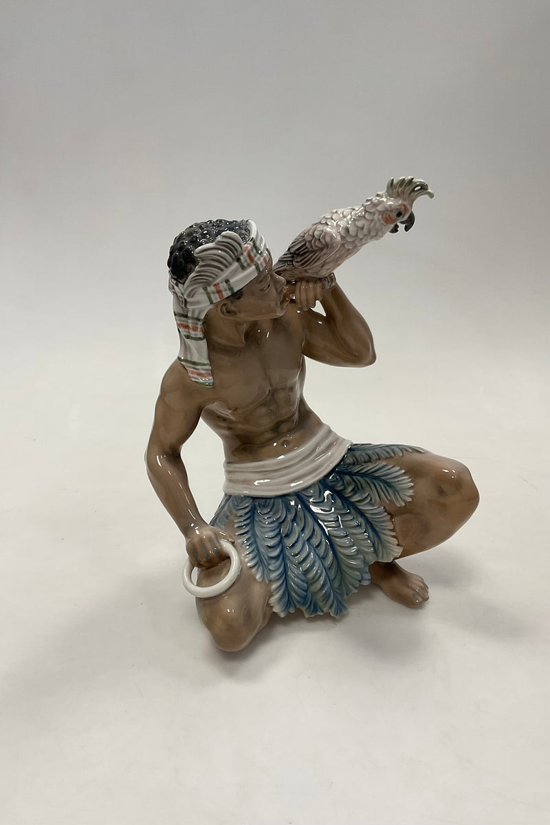 Dahl Jensen Figur af Sudanesisk mand med kakadue No. 1305