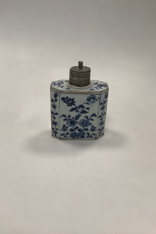 Orientalsk Kinesisk Thedåse fra Qing dynastiet, kangxi (1662-1722)  Thedåse med låg  Måler 12,8cm x 9,5cm  Brændingsfejl og små nøk