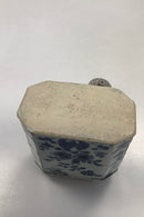 Orientalsk Kinesisk Thedåse fra Qing dynastiet, kangxi (1662-1722)  Thedåse med låg  Måler 12,8cm x 9,5cm  Brændingsfejl og små nøk