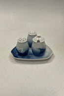 Bing og Grøndahl Julerose Plat-de-ménage No 52. Fad No 52D måler 16 cm (6.39 inch ). Sennepskrukke No 52C og Salt- og pebersæt måler 7-8 cm (3 5/32 in).