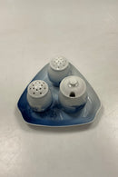 Bing og Grøndahl Julerose Plat-de-ménage No 52. Fad No 52D måler 16 cm (6.39 inch ). Sennepskrukke No 52C og Salt- og pebersæt måler 7-8 cm (3 5/32 in).