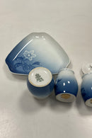 Bing og Grøndahl Julerose Plat-de-ménage No 52. Fad No 52D måler 16 cm (6.39 inch ). Sennepskrukke No 52C og Salt- og pebersæt måler 7-8 cm (3 5/32 in).