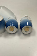 Bing og Grøndahl Julerose Plat-de-ménage No 52. Fad No 52D måler 16 cm (6.39 inch ). Sennepskrukke No 52C og Salt- og pebersæt måler 7-8 cm (3 5/32 in).