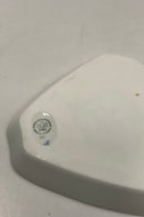 Bing og Grøndahl Julerose Plat-de-ménage No 52. Fad No 52D måler 16 cm (6.39 inch ). Sennepskrukke No 52C og Salt- og pebersæt måler 7-8 cm (3 5/32 in).