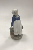 Royal Copenhagen Figur Pige med Frokost No. 815