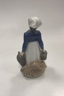 Royal Copenhagen Figur Pige med Frokost No. 815