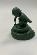 P. Ipsens Enke Keramisk Figur af Lille Pige med Skovl i Grøn Glasur No. 889