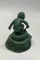 P. Ipsens Enke Keramisk Figur af Lille Pige med Skovl i Grøn Glasur No. 889