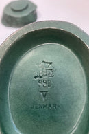 P. Ipsens Enke Keramisk Figur af Lille Pige med Skovl i Grøn Glasur No. 889