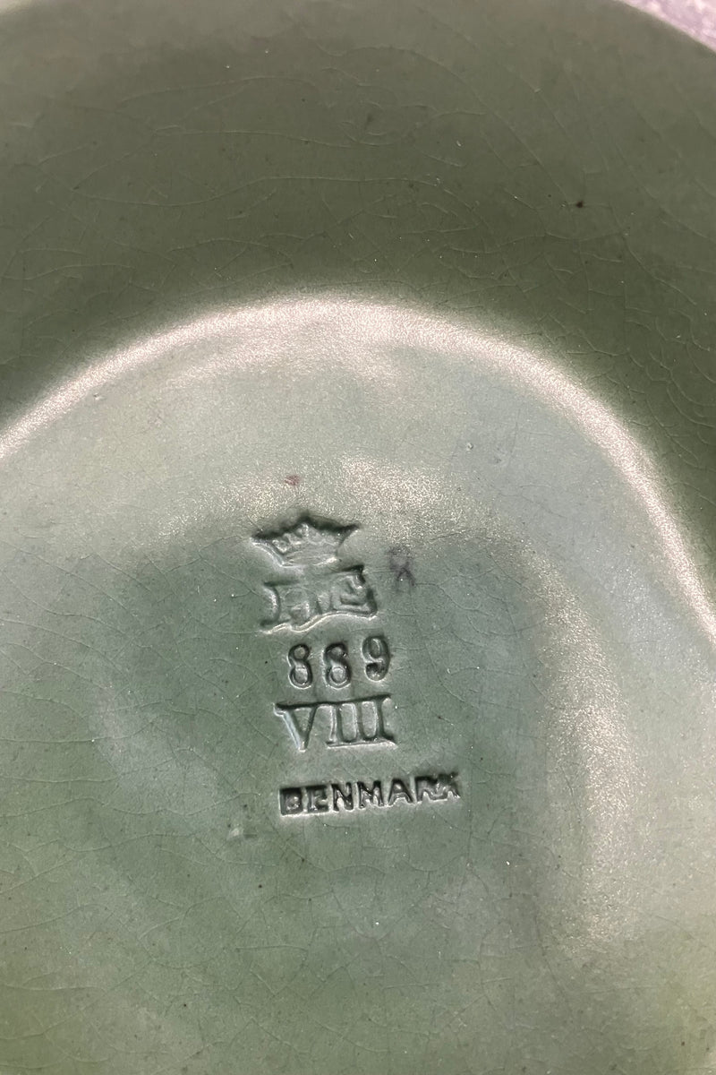 P. Ipsens Enke Keramisk Figur af Lille Pige med Skovl i Grøn Glasur No. 889