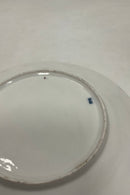 Royal Copenhagen Antik Tallerken med Blomster Motiv og guld. Signeret af Christian Klein fra 1820-1850  Måler 22cm / 8.66 inch  Har guldslid