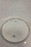 Royal Copenhagen Antik Tallerken med Blomster Motiv og guld. Signeret af Christian Klein fra 1820-1850  Måler 22cm / 8.66 inch  Har guldslid