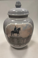 Bing og Grøndahl Unika Vase - parti fra Eremitagen og Amalienborg Slot med havepavilllonen ved Christian VII's Palæ og rytterstatuen af Fr. V No. 271 af Sophus Jensen .  Måler 40 cm x 25 cm / 15,74 in. x 9,84 in. I fin hel stand.