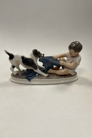 Dahl Jensen Figur af Foxterrier i leg med dreng No. 1072