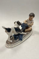 Dahl Jensen Figur af Foxterrier i leg med dreng No. 1072