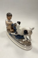 Dahl Jensen Figur af Foxterrier i leg med dreng No. 1072