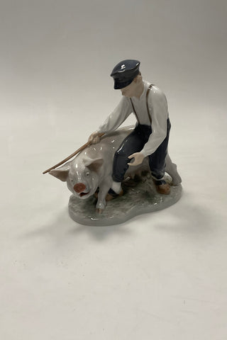 Royal Copenhagen Figur Svinedreng med gris No. 848
