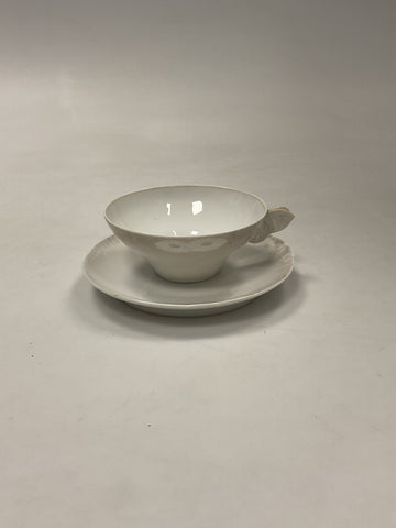 Royal Copenhagen / Kgl. Porcelæn Skærsommernatsdrøm Thekop Lyserød No. 1320 / 61  Designet af Arnold Krog.  Måler 4,1cm x  9,6cm og underkop 14,2 cm ( 1.61 inch x 3.77 inch, 5.55 inch ) Skår i underkoppen