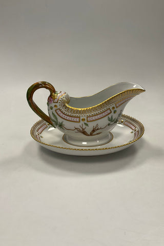 Royal Copenhagen Flora Danica Gravy Boat with saucer No 3556. In perfect condition. Measures 23cm and holds 35cl. Latin name: Formentilla reptans L.