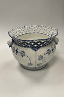 Royal Copenhagen Musselmalet Helblonde Jardinere No 1046  Måler 9-1/2 inches høj x 11 inches diameter (24.1 x 27.9 cm)  Har reparation på kanten