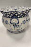 Royal Copenhagen Musselmalet Helblonde Jardinere No 1046  Måler 9-1/2 inches høj x 11 inches diameter (24.1 x 27.9 cm)  Har reparation på kanten