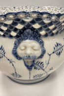 Royal Copenhagen Musselmalet Helblonde Jardinere No 1046  Måler 9-1/2 inches høj x 11 inches diameter (24.1 x 27.9 cm)  Har reparation på kanten