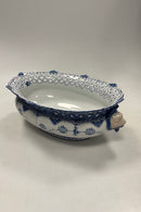 Royal Copenhagen Musselmalet Helblonde Jardiniere No. 1069  Måler 38cm / 14.96 inch  Mærket som en anden sortering, da der er brændingfejl, på en blonde. Se billede