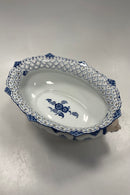 Royal Copenhagen Musselmalet Helblonde Jardiniere No. 1069  Måler 38cm / 14.96 inch  Mærket som en anden sortering, da der er brændingfejl, på en blonde. Se billede