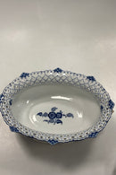 Royal Copenhagen Musselmalet Helblonde Jardiniere No. 1069  Måler 38cm / 14.96 inch  Mærket som en anden sortering, da der er brændingfejl, på en blonde. Se billede