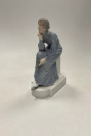 Royal Copenhage Figur, Eftertænksom kvinde der læser Designet af Christian Thomsen No 435