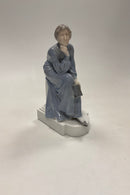 Royal Copenhage Figur, Eftertænksom kvinde der læser Designet af Christian Thomsen No 435