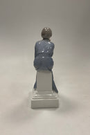 Royal Copenhage Figur, Eftertænksom kvinde der læser Designet af Christian Thomsen No 435