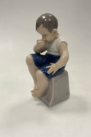 Royal Copenhagen Figur Dreng med æble No. 1744