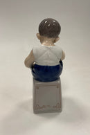 Royal Copenhagen Figur Dreng med æble No. 1744
