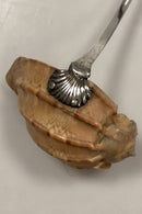 Ornamental Dekorations ske i sølv 1832 med Sneglehus