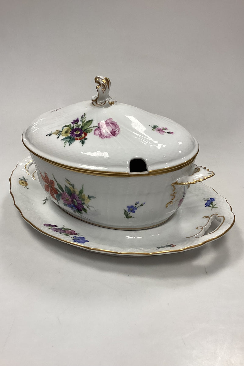 Royal Copenhagen Saksisk Blomst Let Terrin No. 1666 med underfad No. 493/1671