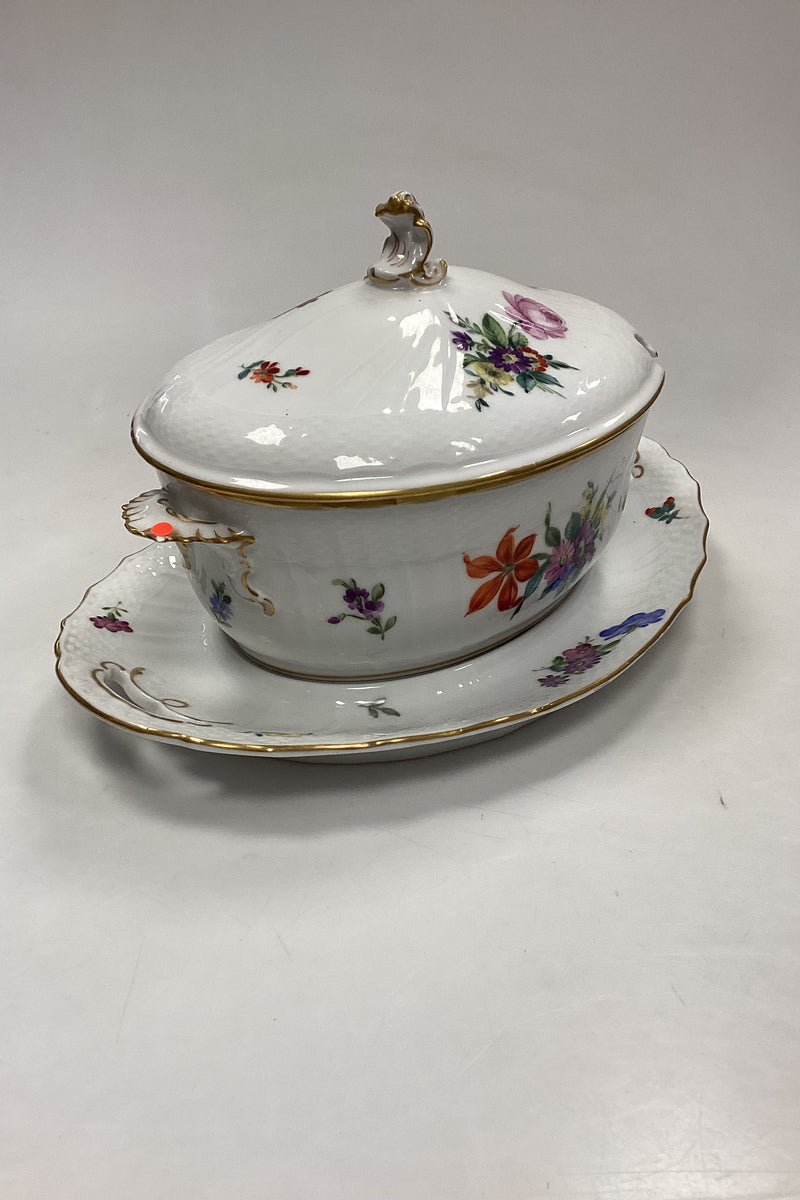 Royal Copenhagen Saksisk Blomst Let Terrin No. 1666 med underfad No. 493/1671
