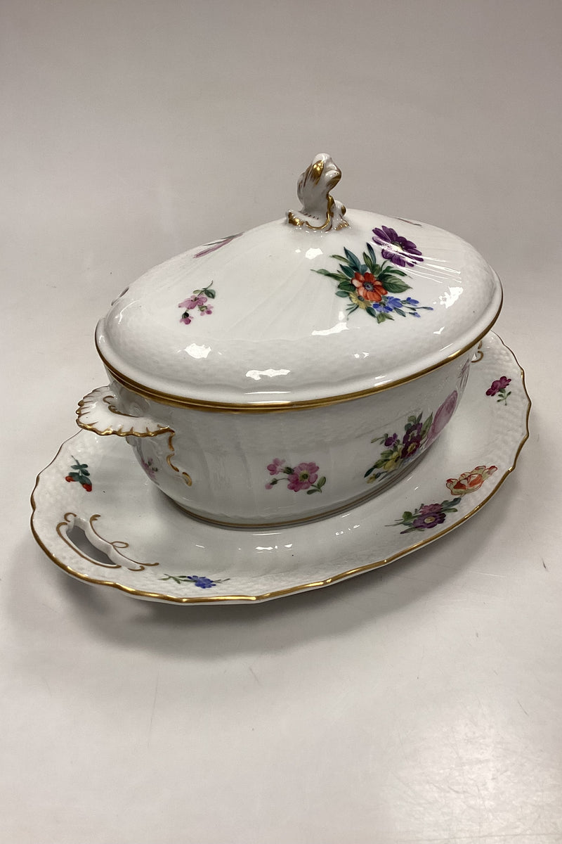 Royal Copenhagen Saksisk Blomst Let Terrin No. 1666 med underfad No. 493/1671
