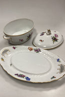 Royal Copenhagen Saksisk Blomst Let Terrin No. 1666 med underfad No. 493/1671
