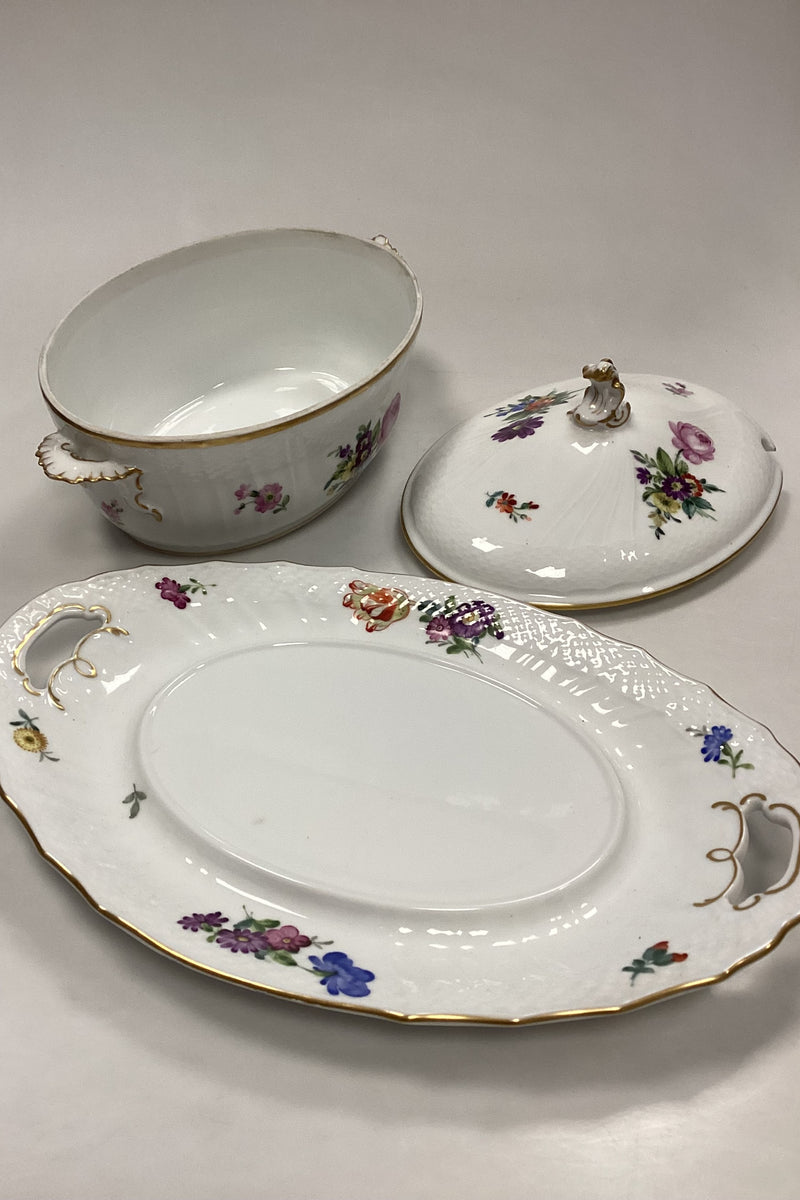 Royal Copenhagen Saksisk Blomst Let Terrin No. 1666 med underfad No. 493/1671
